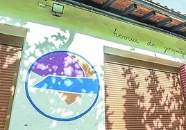 Exterior del edificio de las antiguas escuelas de Bernedo, sede durante décadas del polémico campamento.