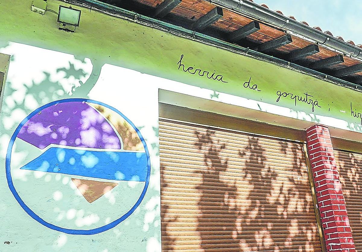 Exterior del edificio de las antiguas escuelas de Bernedo, sede durante décadas del polémico campamento.