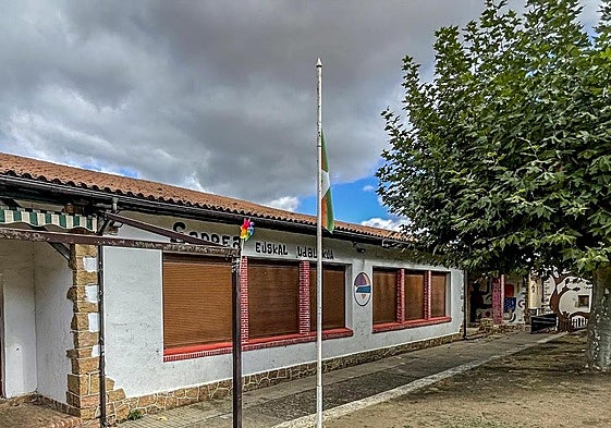 Edificio de las 'antiguas escuelas' de Bernedo (Álava), donde se desarrollan las colonias, propiedad de la Junta Administrativa, el concejo del pueblo.