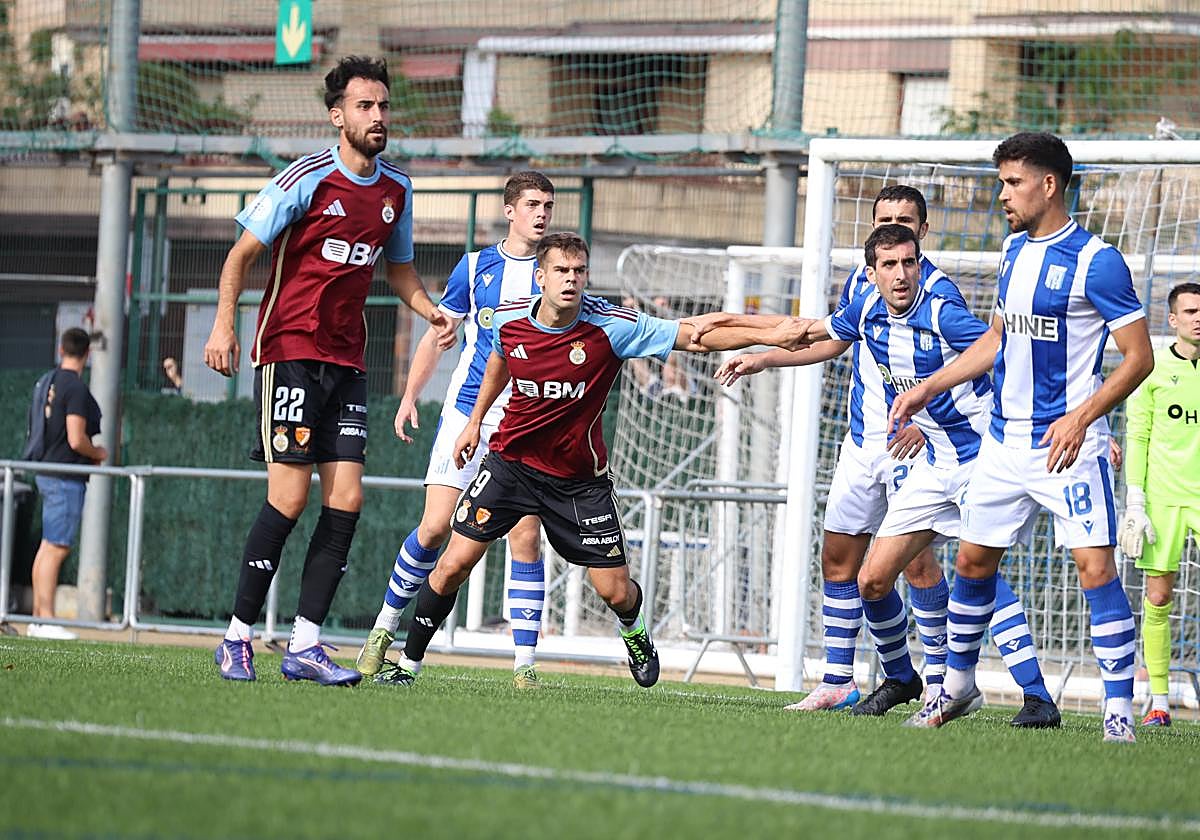 El Beasain defiende un corner a favor del Real Unión.