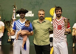 Juanenea con la txapela y Barrenetxea en la final de Remonte.