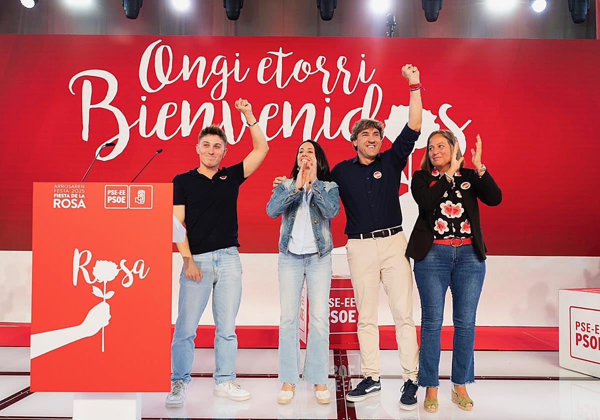Gabriel Arrúe, Rebeca Torró, Eneko Andueza y Jesica Ruiz, en la Fiesta de la Rosa en Durango.