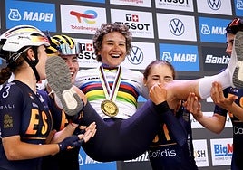 Las compañeras de Ostiz, entre ellas la usurbildarra Aranguren (con casco amarillo), mantean a la campeona.