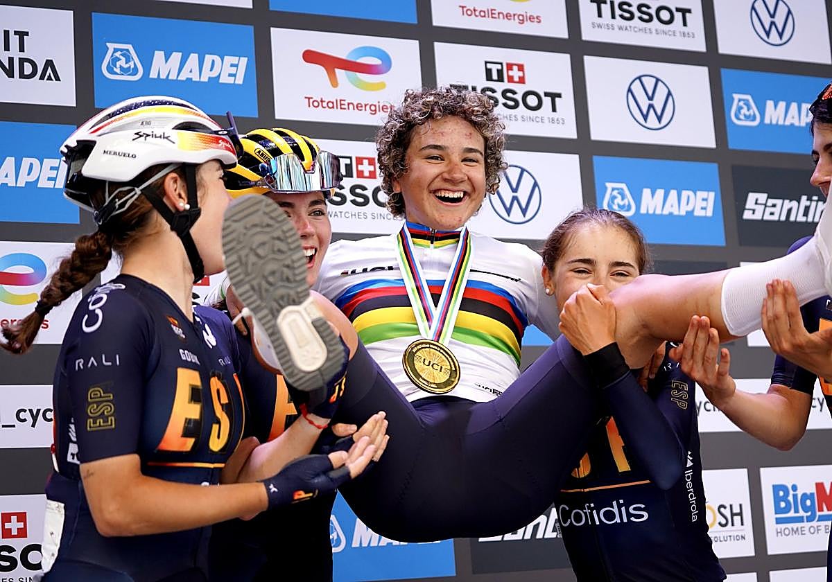 Las compañeras de Ostiz, entre ellas la usurbildarra Aranguren (con casco amarillo), mantean a la campeona.