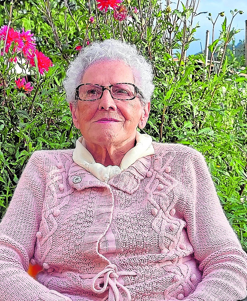 Maritxu Garate y sus hijas han donado todas las crónicas que guardaban de Fermín González 'Kifi'.