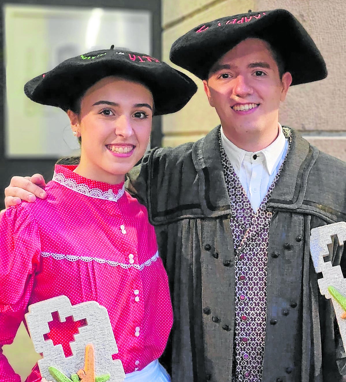 Jone Arriaran eta German Aranburu txapel eta oroigarri banarekin.