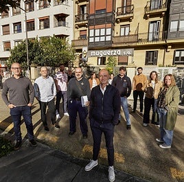 Joseba Muguerza, gerente de Ascensores Muguerza, en el centro de la imagen, rodeado por el equipo de la empresa, frente a las oficinas de Donostia.