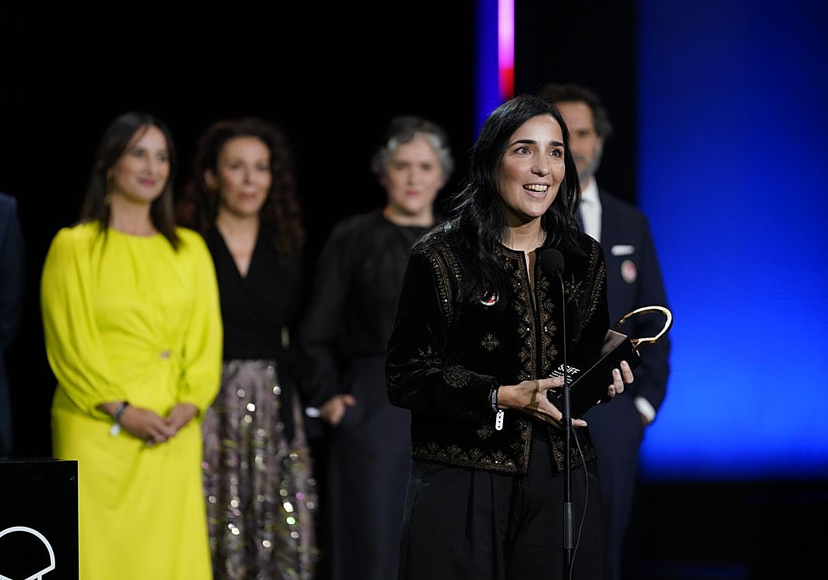 La directora Alauda Ruiz de Azúa con la Concha de Oro en sus manos.