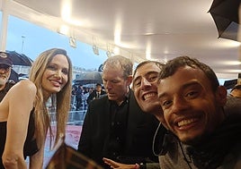 Daniel Portalo, con otro seguidor, lograron un selfie con Angelina Jolie.