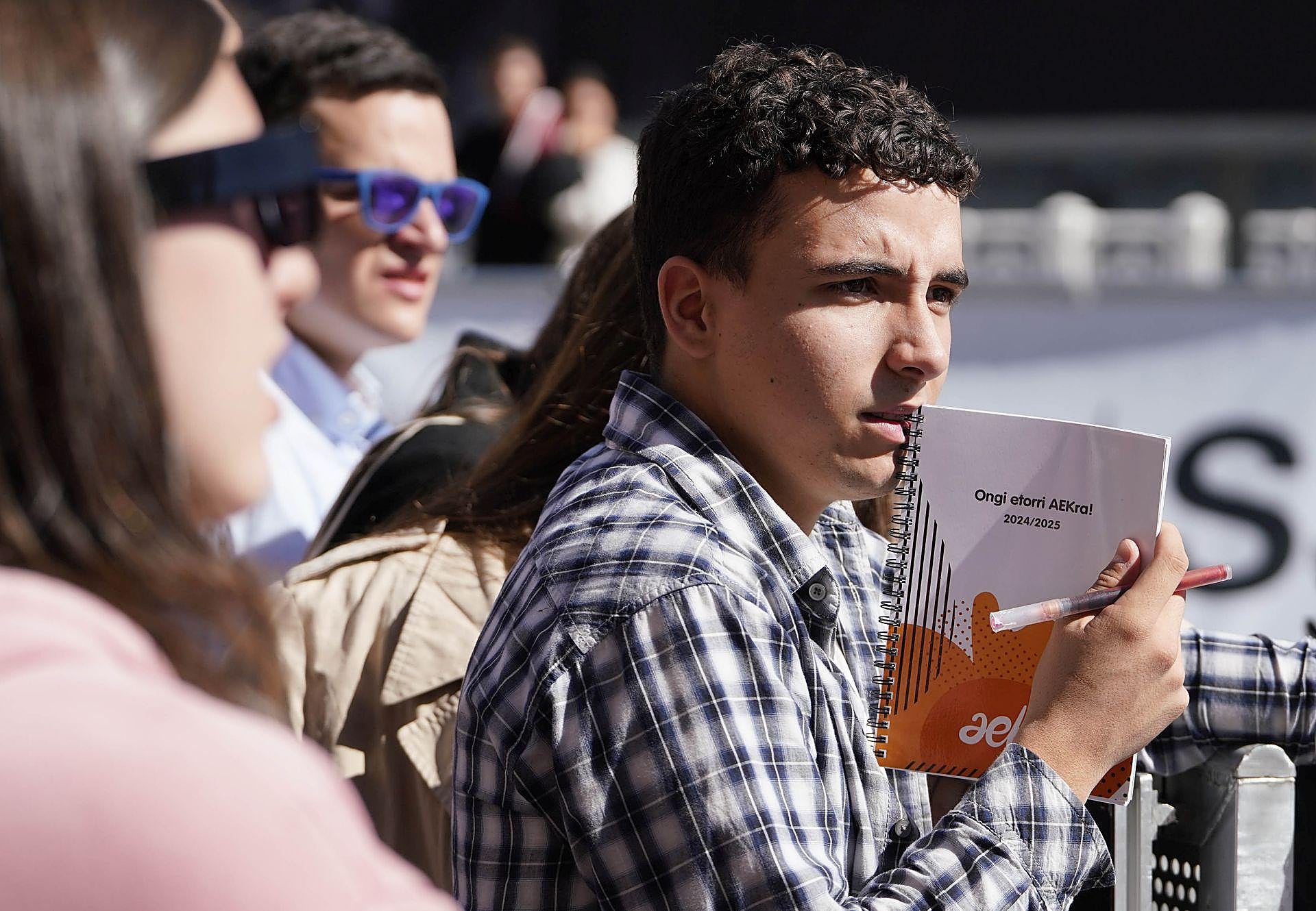 A la caza del autógrafo de las estrellas del Zinemaldia