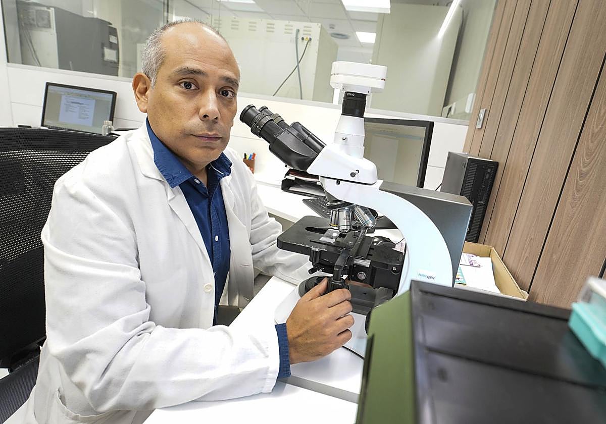 César Gallegos, médico especialista en Hematología, en la clínica Asunción de Tolosa.