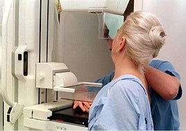 Una mujer se realiza una mamografía en un centro sanitario.