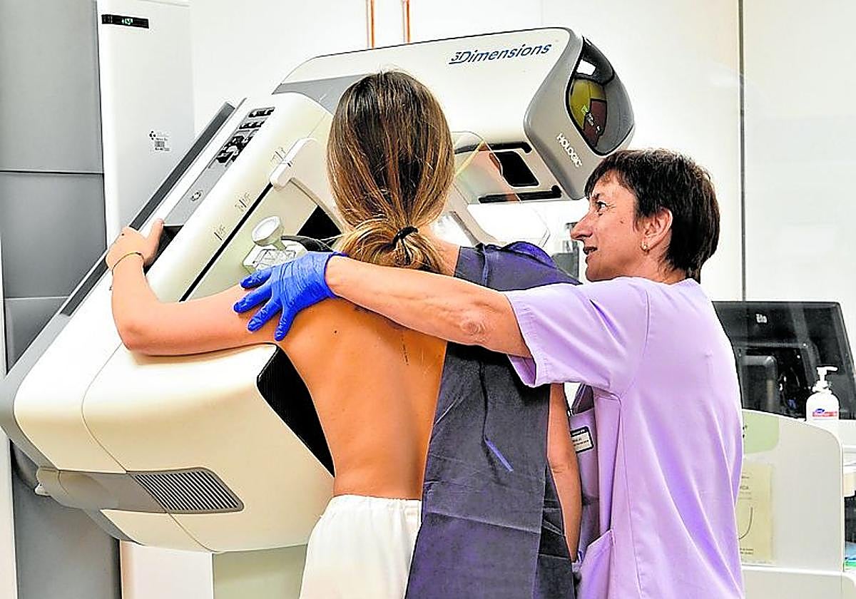 Una mujer se realiza una mamografía en un centro sanitario vasco.