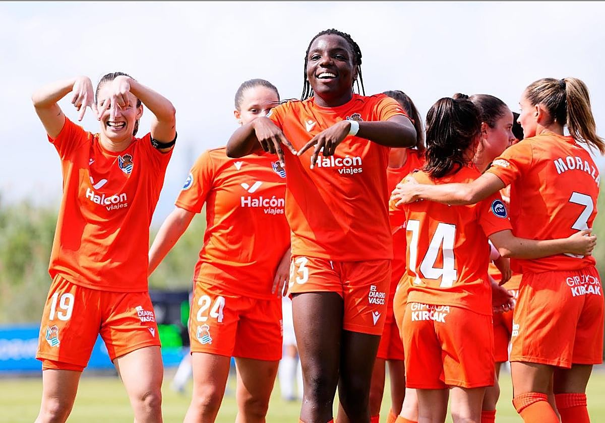 La Real celebrando el primer gol ante el Badalona.