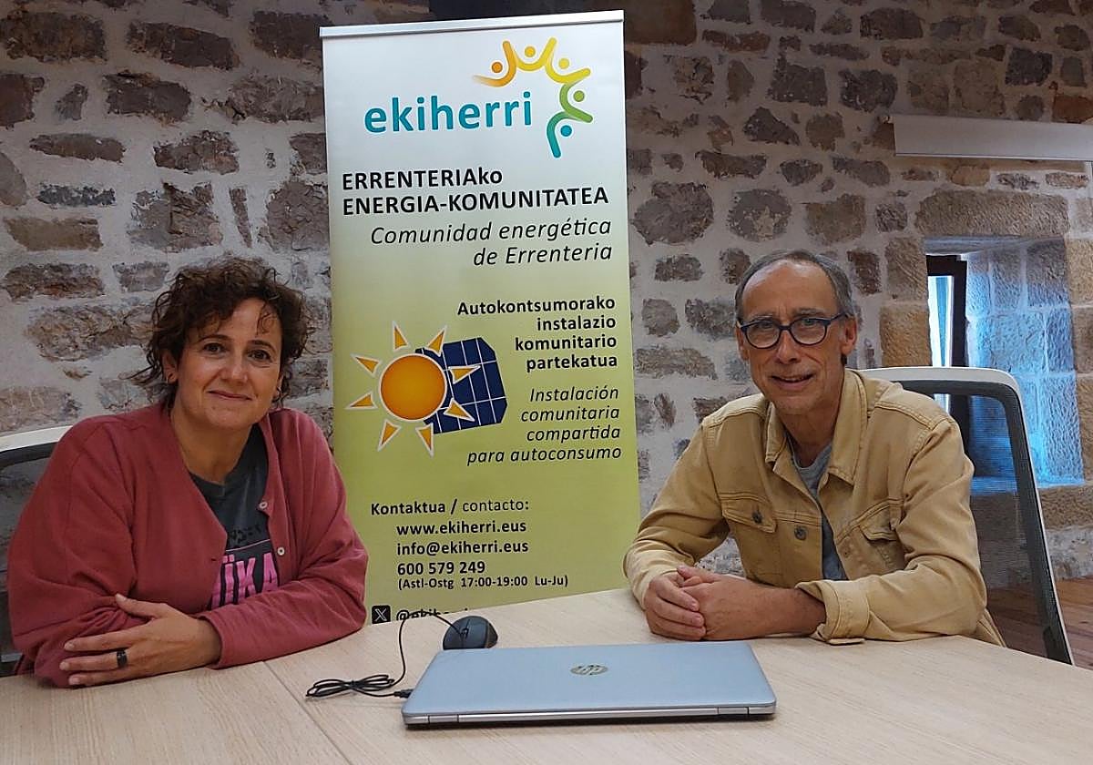 Aitziber Gartzia Urbieta y Luzio Egiguren Ganboa en las oficinas de Ekiherri.