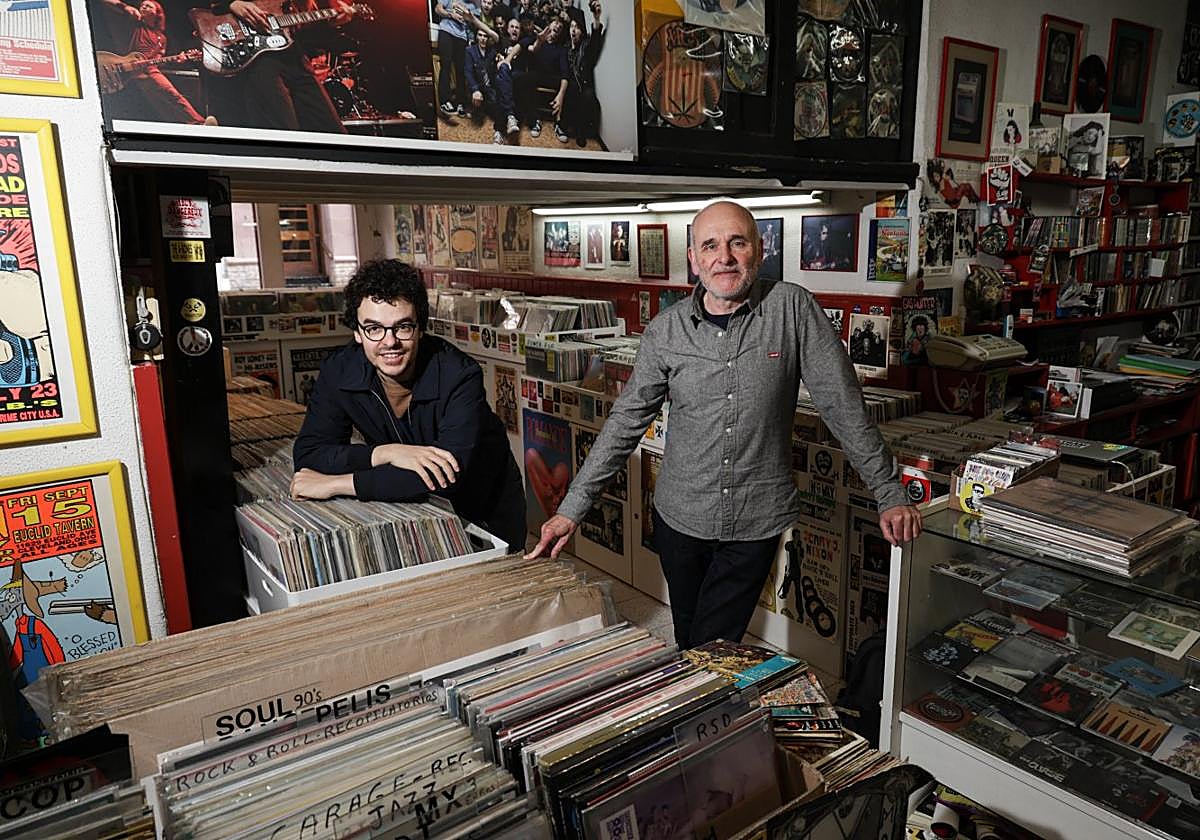 Entre vinilos. Marcos y Juancar García en la sede de Bloody Mary, situada en la calle Cipriano Larrañaga 9 de Irun.