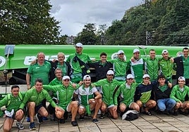 Los remeros, entrenadores y delegados de Hondarribia posan contentos tras la última regata de la temporada.