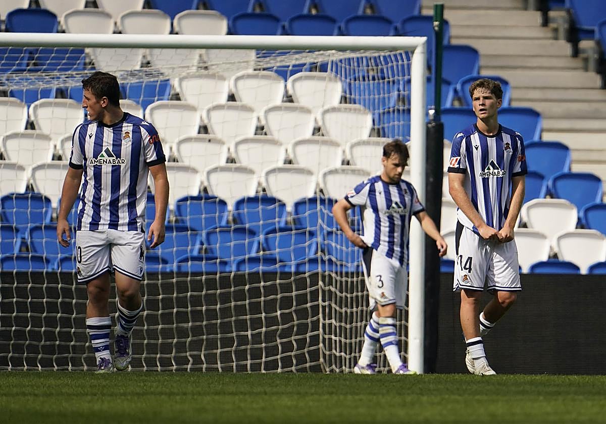 Carbonell, delante, y Balda, se lastiman tras el empate del Córdoba ayer en Anoeta.
