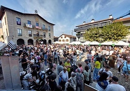 Igande goizean jendez gainezka dagoen Foru Plaza baten irudia