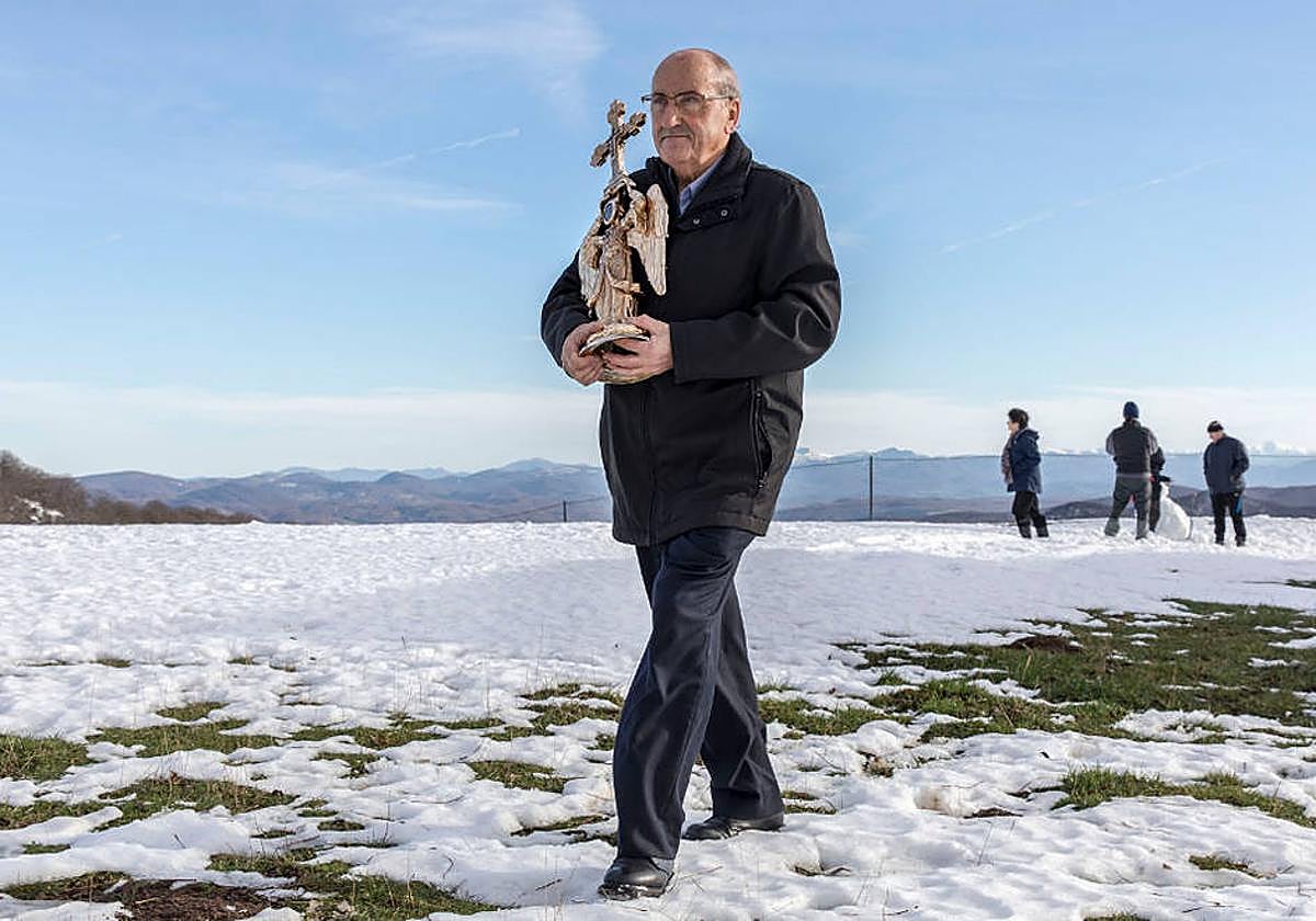 Jose Mari Ustarroz Mikel Deunaren irudia eskuetan duela azken neguan Aralarren.