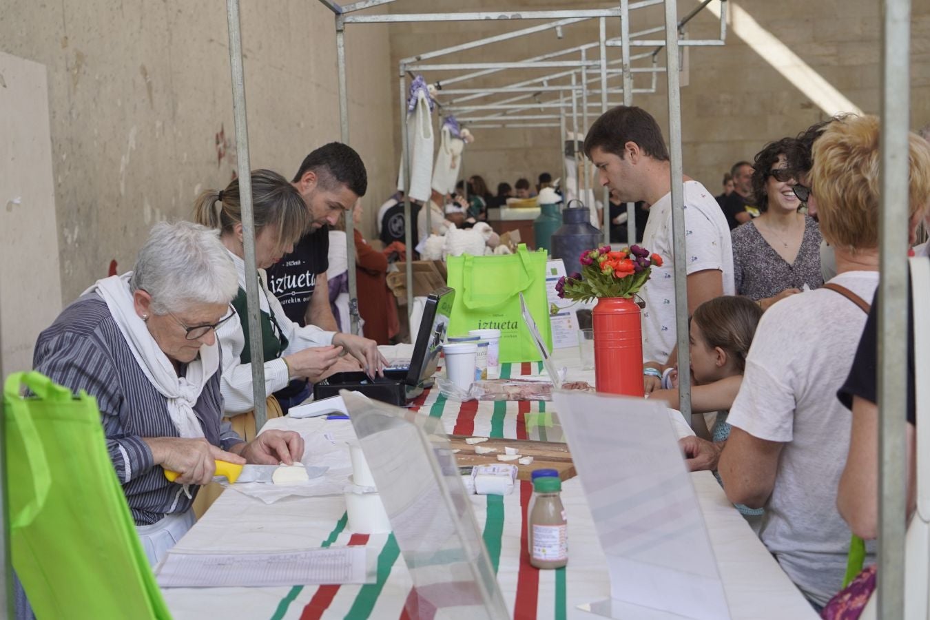 Landa-mundua Lazkaoko bihotzean: Basherri Eguna ospakizun betean