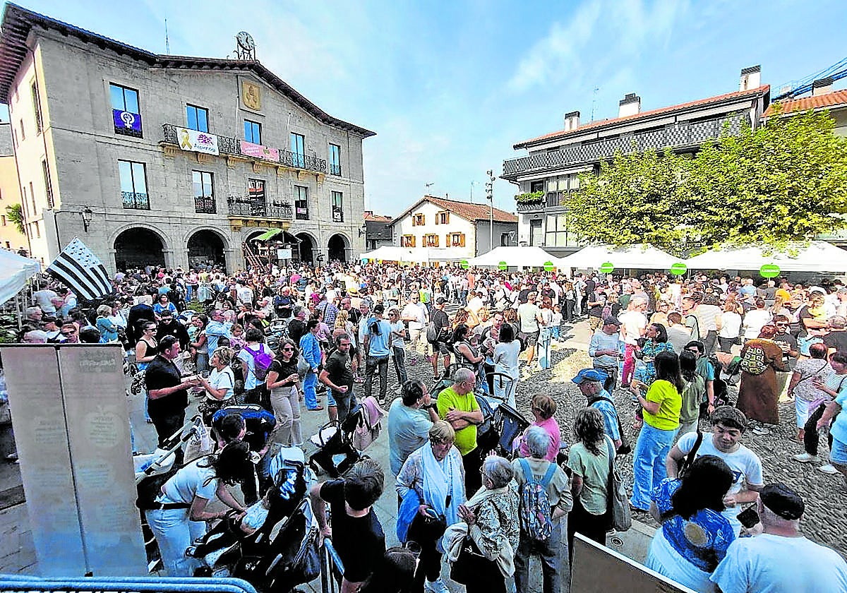 Aspecto que presentaba este domingo al mediodía Foru plaza, con un ambiente realmente excepcional durante la fiesta del Sagar Uzta.