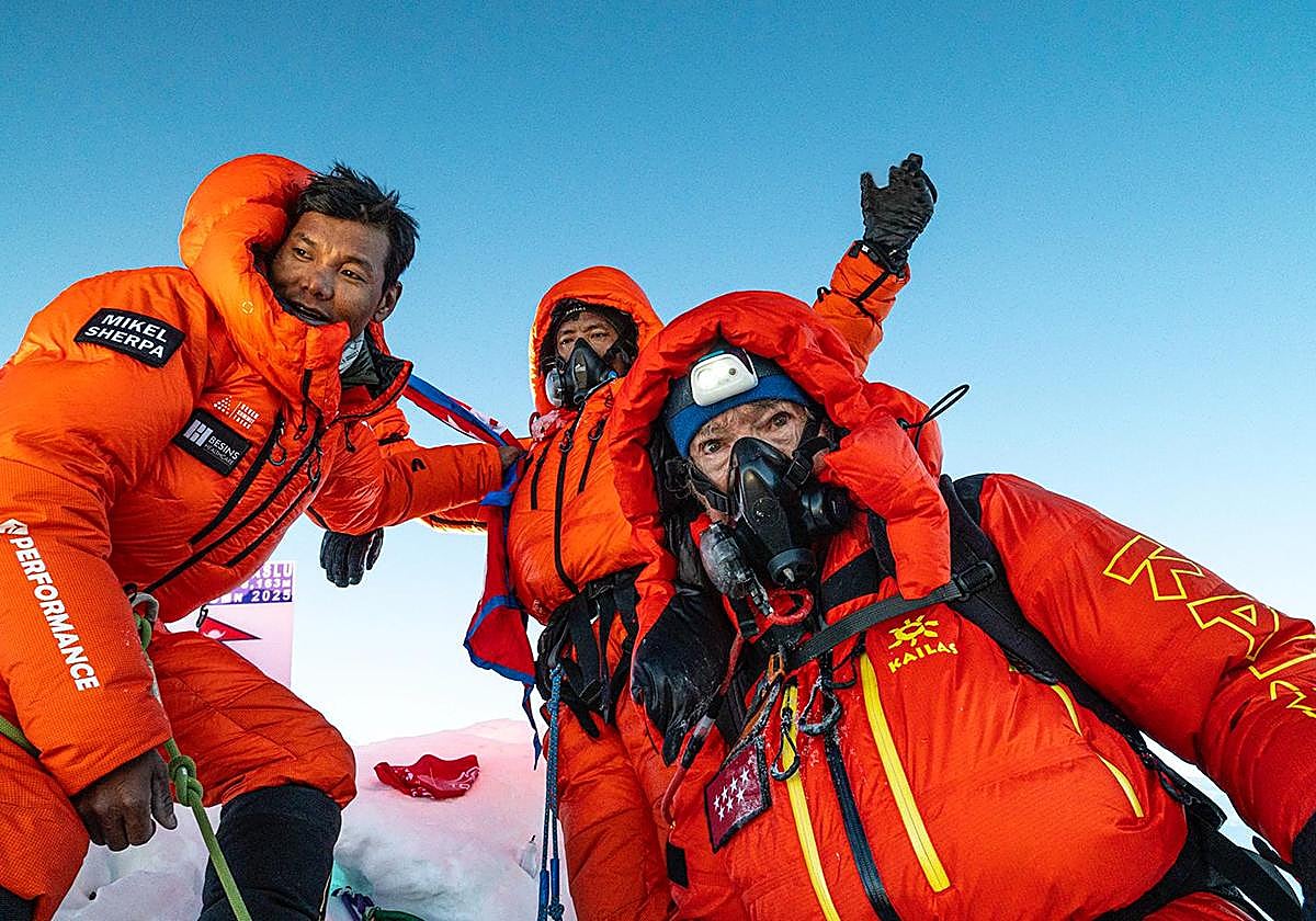 Carlos Soria Manasluren tontorrean berarekin batera igo diren sherpekin.