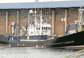 La embarcación pasaitarra atracada en el muelle de El Musel tras sufrir el incidente con su tripulación.