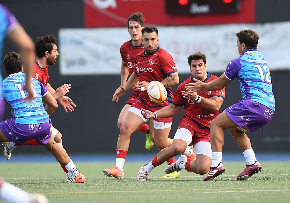 Disputa por el balón en el encuentro de este domingo.