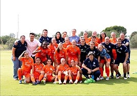 Las jugadoras de la Real, ayer tras el partido contra el Badalona.