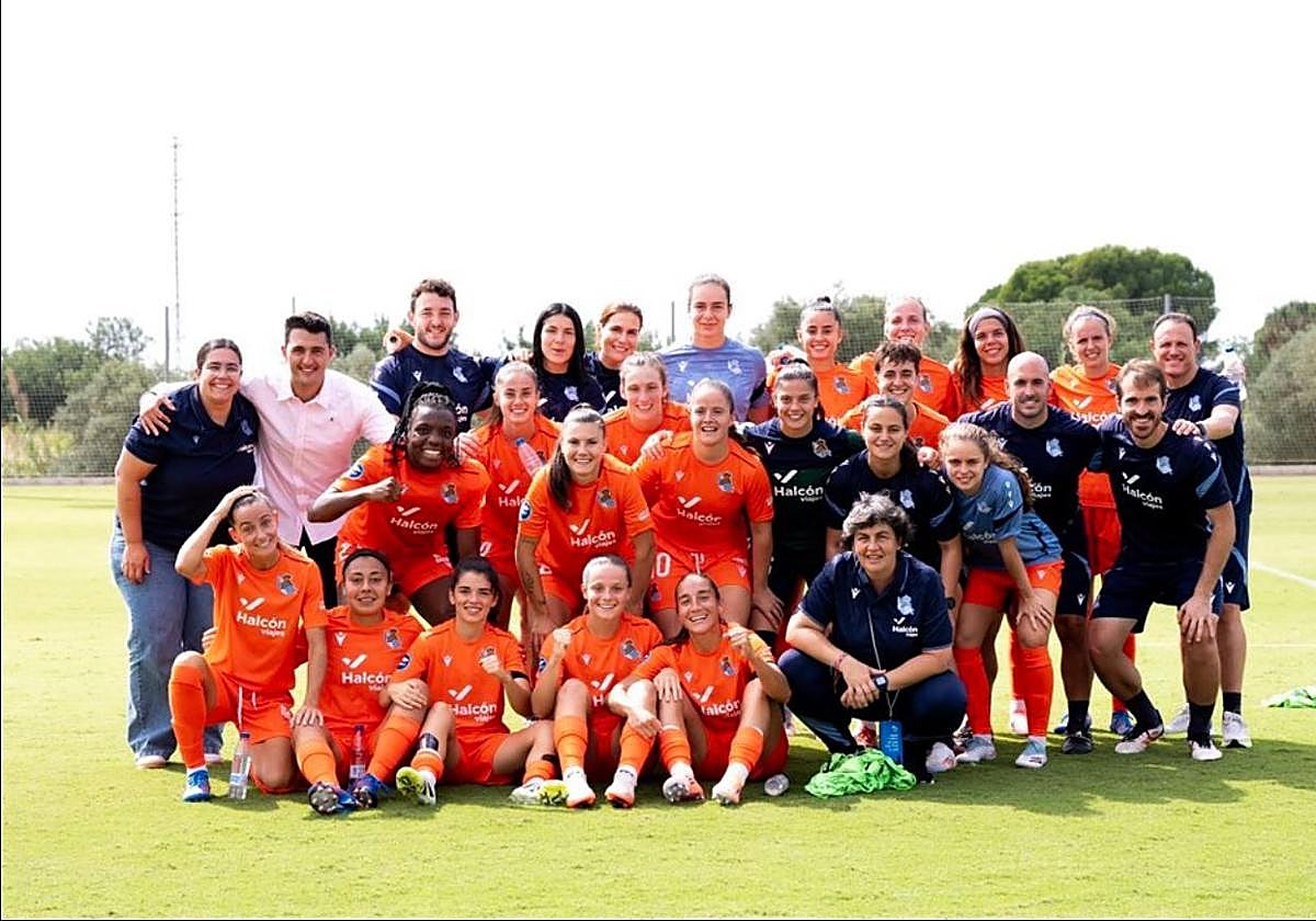 Las jugadoras de la Real, ayer tras el partido contra el Badalona.