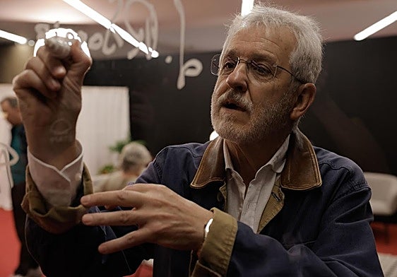 Jose Ramon Soroiz firma en las dependencias del Festival en el Kursaal