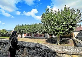 Una mujer observa el udaleku de Bernedo, en Álava.