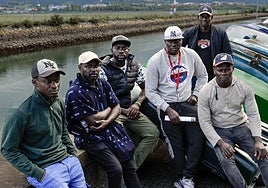 Seis de los doce senegaleses de la tripulación del 'Beti Aingeru' explican en Hondarribia su versión de los hechos.