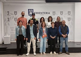 Los distintos agentes que colaboran en el programa en la Sala Reina