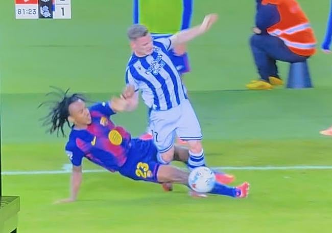 Entrada de Koundé a Sergio Gómez.