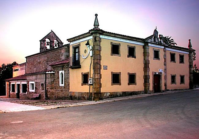 Iglesia de Nuestra Señora de Muslera junto al edificio donde se erigía la casa de los directores del Real Astillero.