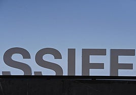 Zinemaldia Donostiako auzoetan barna zabaltzen zeneko Kronika Sarrirena