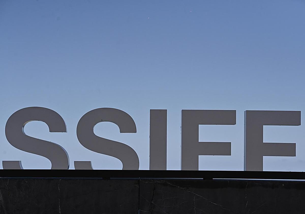 Zinemaldia Donostiako auzoetan barna zabaltzen zeneko Kronika Sarrirena