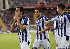 Odriozola celebra ante Gorrotxategi y Zubeldia su gol al Barça