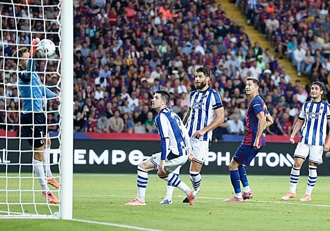 Remiro sacó de esta manera el balón impulsado por Zubeldia hacia su propia portería