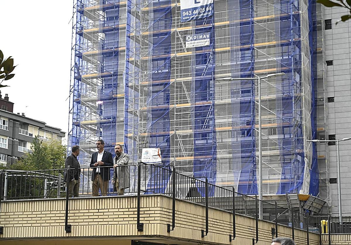 De los Toyos, Goia e Itxaso, en la visita realizada este lunes a Altza.