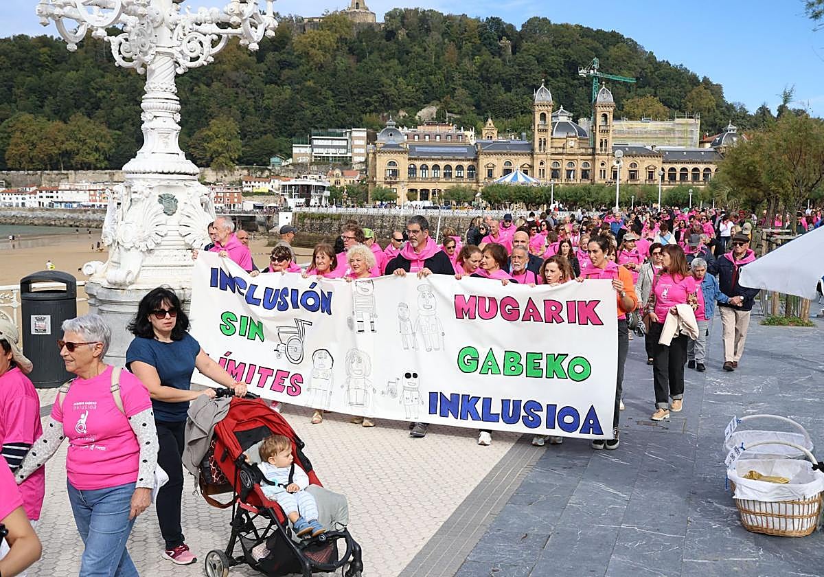 Marea rosa organizada en apoyo a Aspace el año pasado en el paseo La Concha.