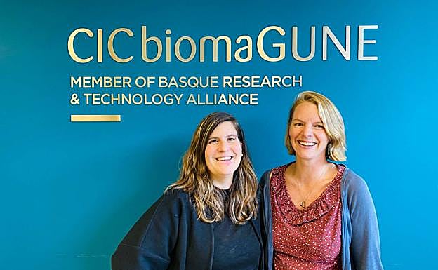 Las investigadoras Malou Henriksen (izquierda) y Dorleta Jiménez de Aberasturi.