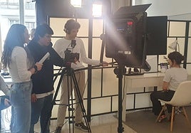 Varios alumnos del curso anterior, durante un rodaje.