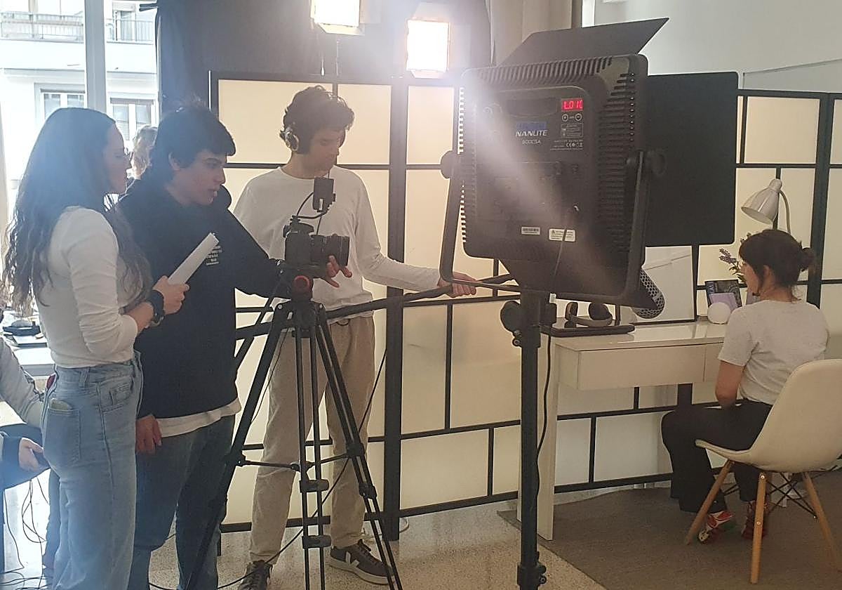 Varios alumnos del curso anterior, durante un rodaje.