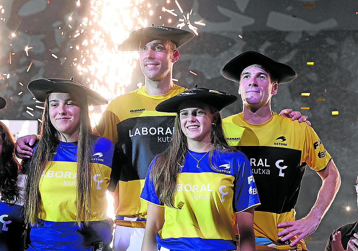 Maia Goikoetxea, Imanol López, Elaia Gogenola y Xabier Barandika, con las txapelas de campeones.