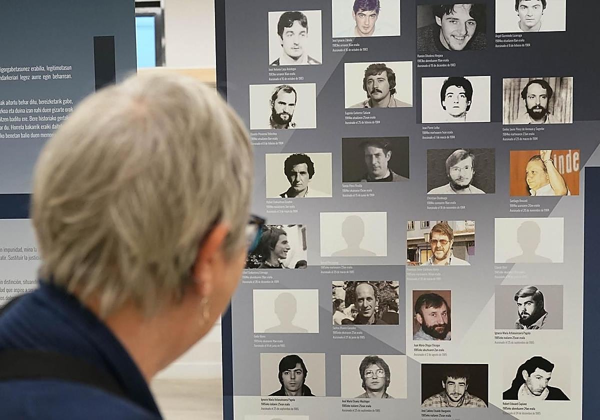 Inauguración de una exposición sobre el atentado del Hotel Monbar de Baiona