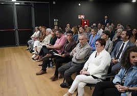 Familiares de las víctimas del Hotel Monbar junto a la consejera San José y el director de Gogora, Alberto Alonso, este lunes en el centro cultural Ernest Lluch.