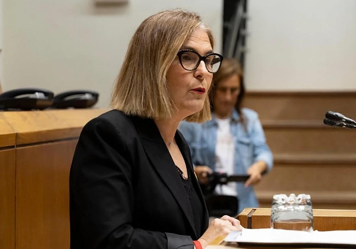 Nerea Kortajarena, en un pleno del Parlamento Vasco.